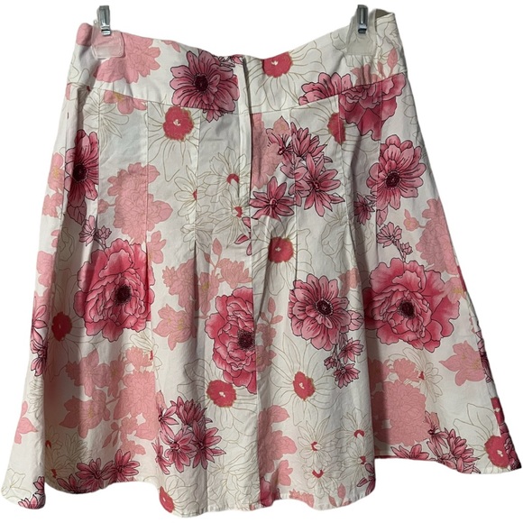 A Reitmans floral skirt in size 8 petites - Picture 7 of 7